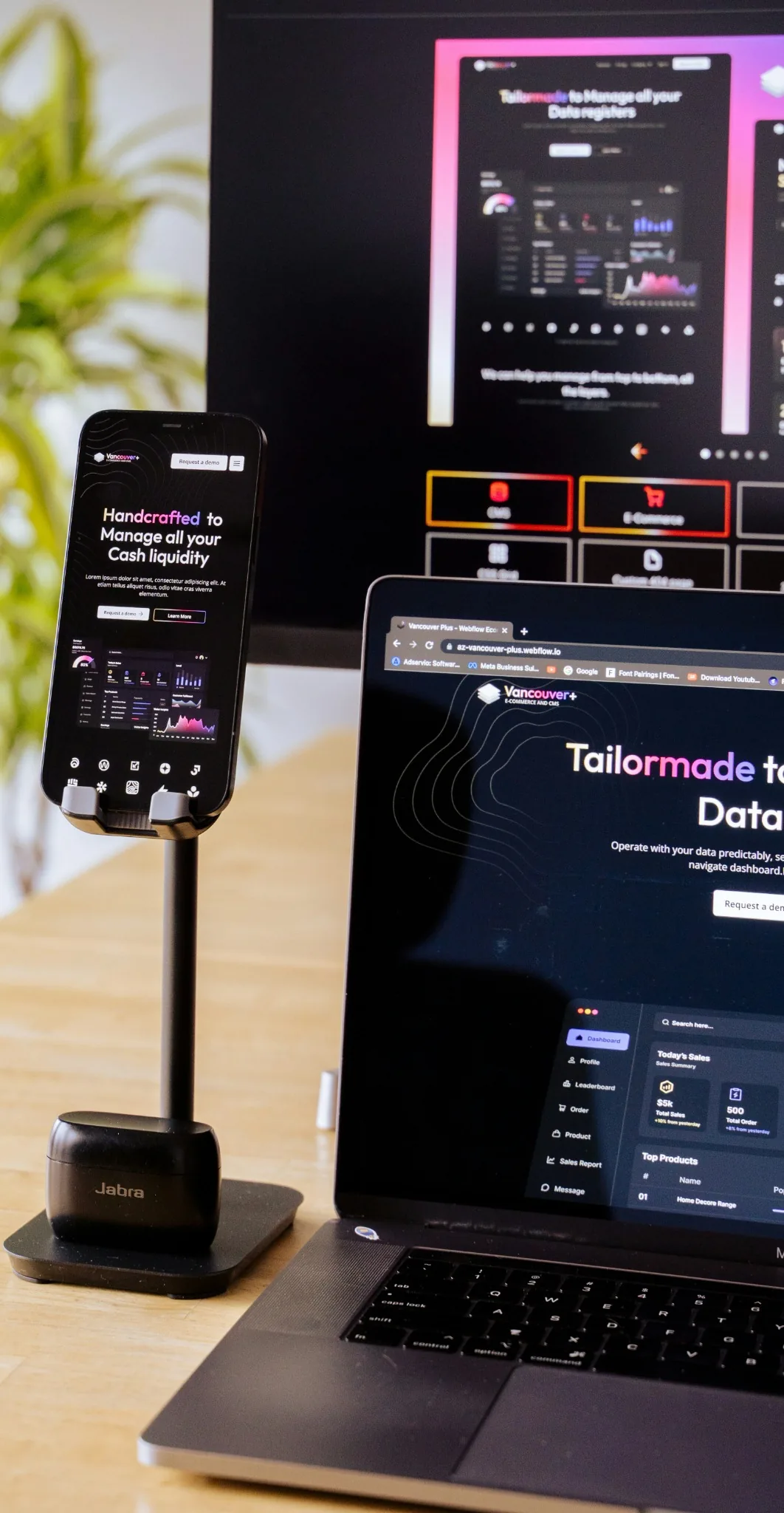 Modern web studio setup sa mobile-first web sajtovima na telefonu i laptopu
